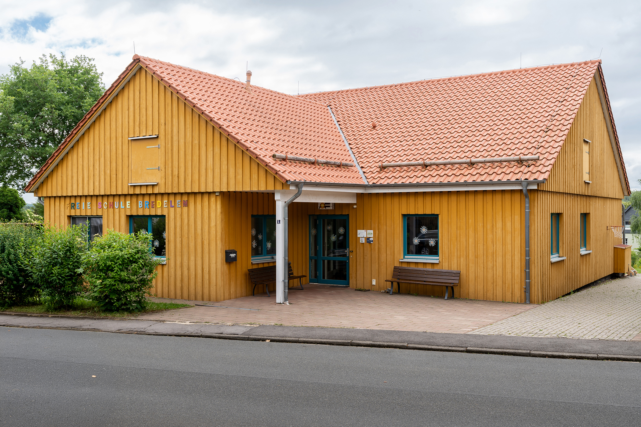 Schulgebäude Kontakt